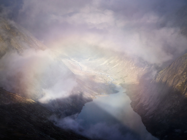 Oberaarsee mit Moorlandschaft im Nebel